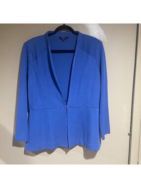 misook blue knit blazer features ribbed detailing on shoulders and structured op